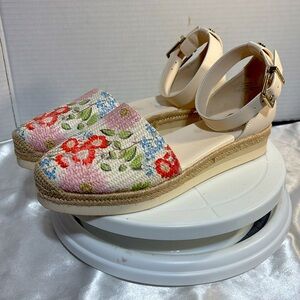 Vince Camuto Platform Floral Sandals Size 9.5 Eu 41 Ankle straps Beautiful